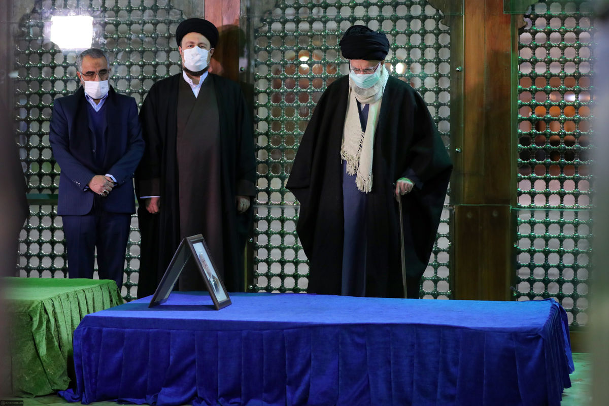 حضور رهبر انقلاب بر سر مزار هاشمی رفسنجانی | عکس